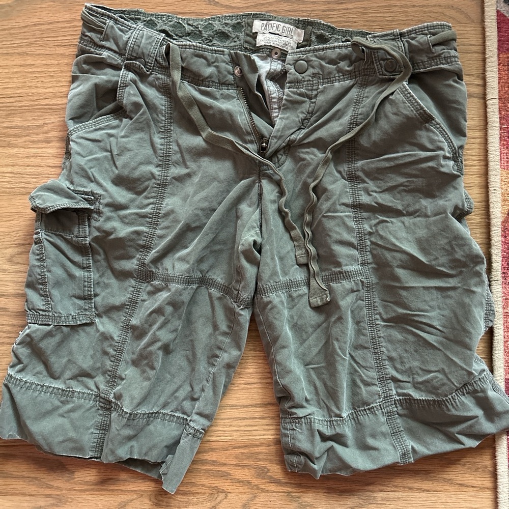Green women’s cargo shorts